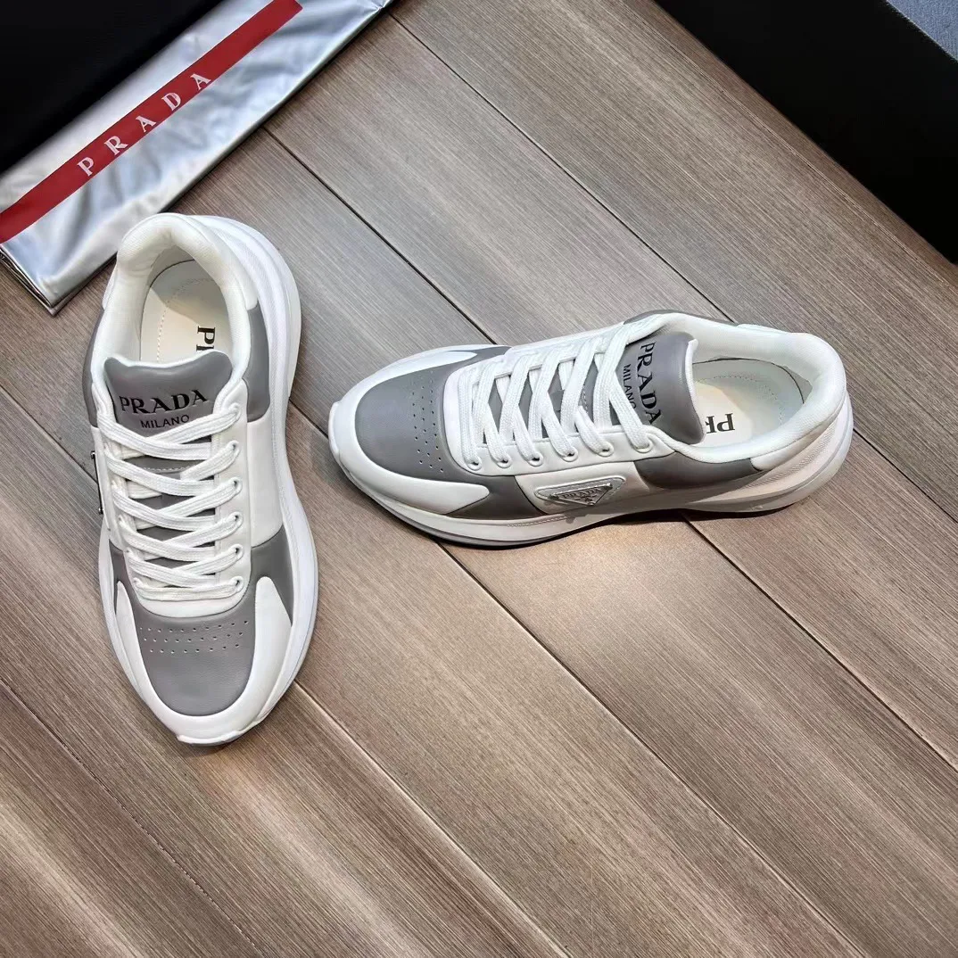 P440 Prad* men's new soft leather casual sneakers. This sneaker is made of Napa cowhide. The leather is soft and fine, with a natural texture, which improves breathability. The outer side is coated with an enamel metal triangle logo to embellish the shoe body. The tongue and heel are decorated with brand letter logo details. Ultra-lightweight 6cm concave and convex rubber thick sole with PRADA letter logo on the side and cowhide lining. It feels comfortable on the foot and is exquisite and versatile!